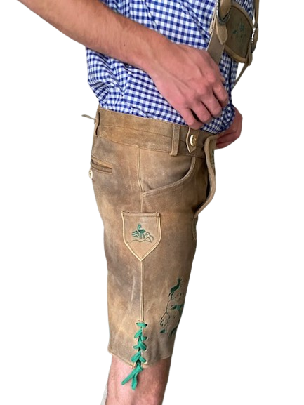 Lederhose lichtbruin groen mannen Nederland closeup zij /  Lederhosen / Lederhose / Lederhosen kopen / Lederhose oktoberfest / Lederhosen outfit / Oktoberfest lederhosen