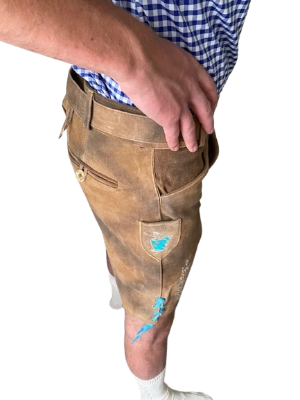 Lederhose riem blauw mannen Nederland zijkant closeup /  Lederhosen / Lederhose / Lederhosen kopen / Lederhose oktoberfest / Lederhosen outfit / Oktoberfest lederhosen